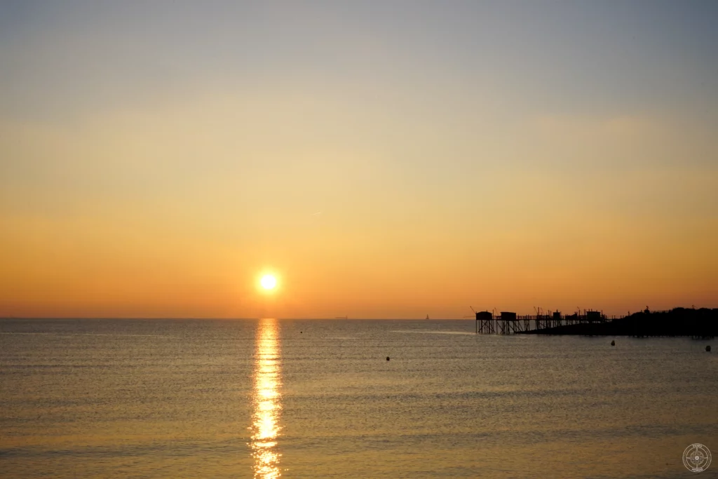 coucher de soleil sur les carrelets de la Pointe de la Belette d'Angoulins