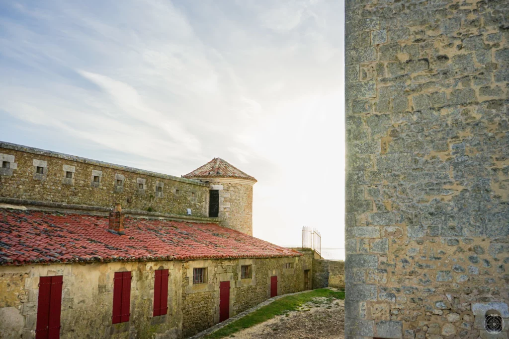 anciennes casemates dans la cour du fort Vauban