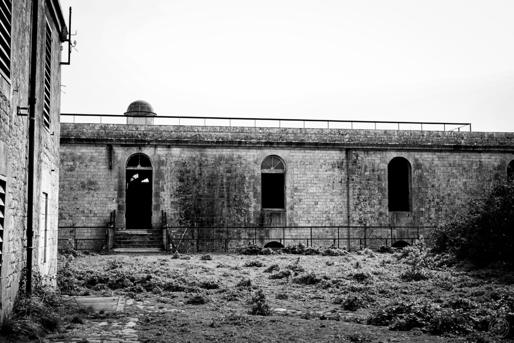 cour intérieure du fort de l'ile Madame, accessible en visite guidée