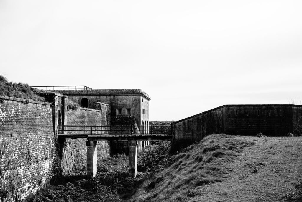 Vue du fort Madame et du pont-levis depuis l'extérieur