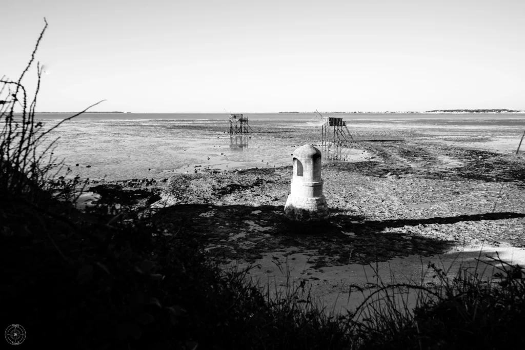 puits des insurgés et deux carrelets faisant face à l'ile d'Aix, fort Enet et Fouras