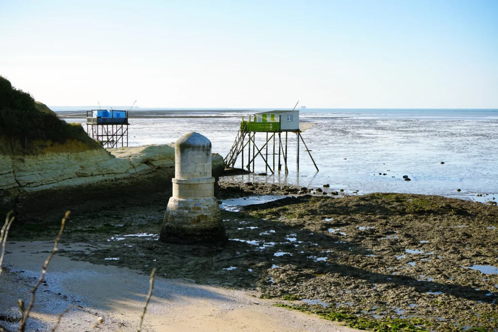 puits des insurgés et deux carrelets au pied de la falaise de l'ile Madame. fort Boyard au large