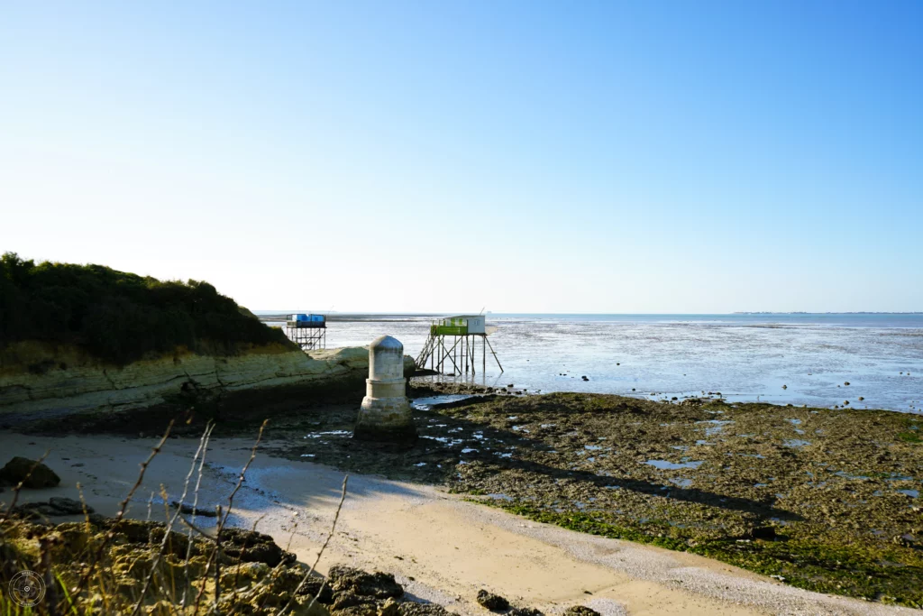 puits des insurgés et deux carrelets au pied de la falaise de l'ile Madame