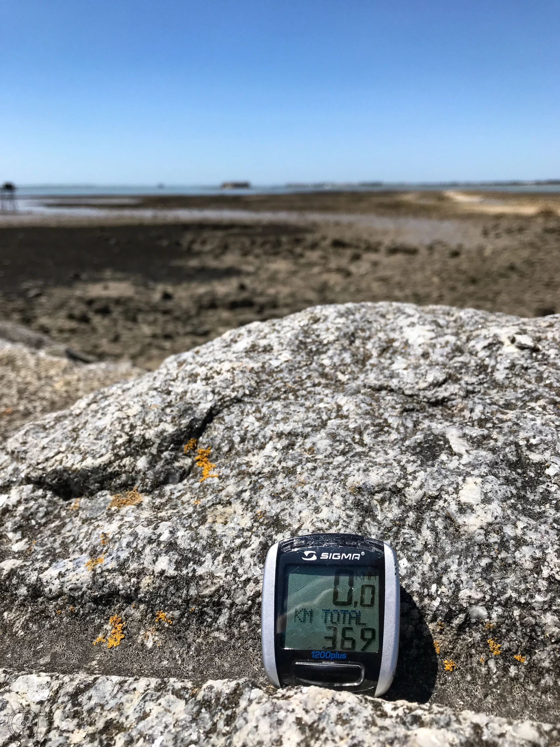 compteur kilométrique vélo posé sur des rochers à Fouras