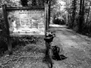 vélo de cyclotourisme sur une voie verte