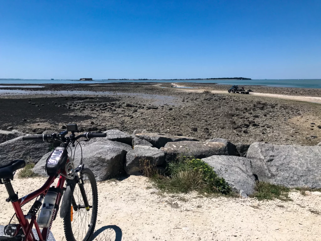 marée basse à Fouras avec vue sur l'île d'Aix et le fort Enet