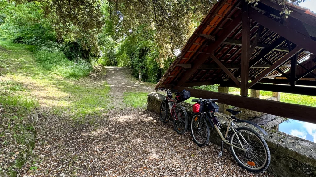 vélos posés au bord d'un lavoir