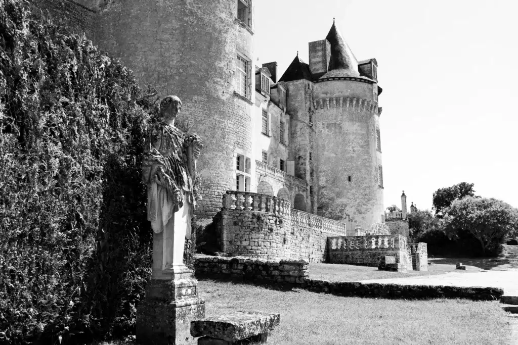 statue et tour